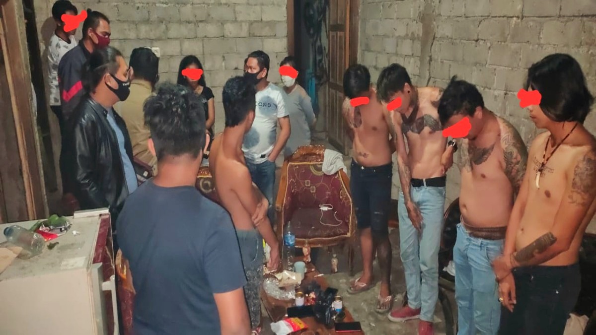 URC Totosik saat menciduk 9 Pemuda yang tengah asyik pesta miras dan lem.