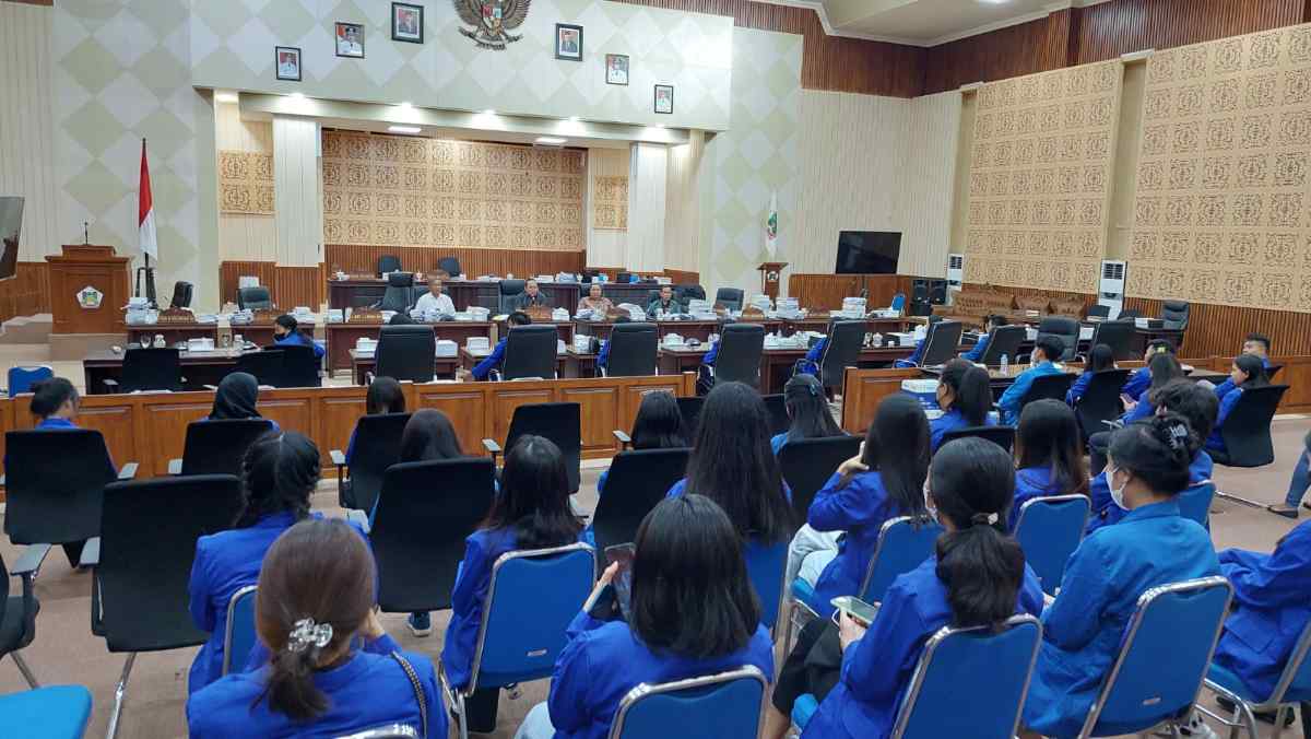 Puluhan Mahasiswa UNIMA Belajar Ilmu Administrasi di DPRD Tomohon
