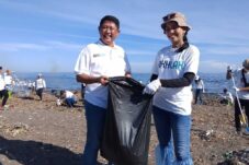 BUMN Environment Movement, Pegadaian Bersama Warga Bersihkan Pantai LOS Malalayang Manado