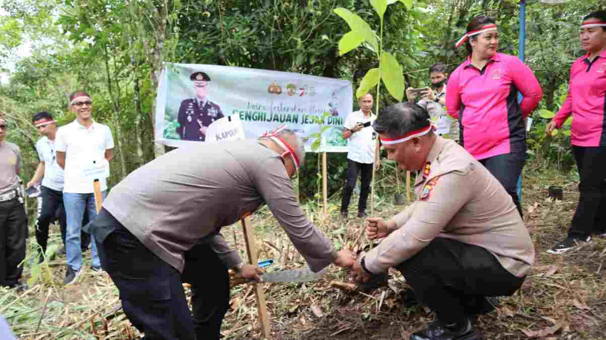 Polres Tomohon Tanam Ribuan Pohon di Kawasan Hutan Lindung