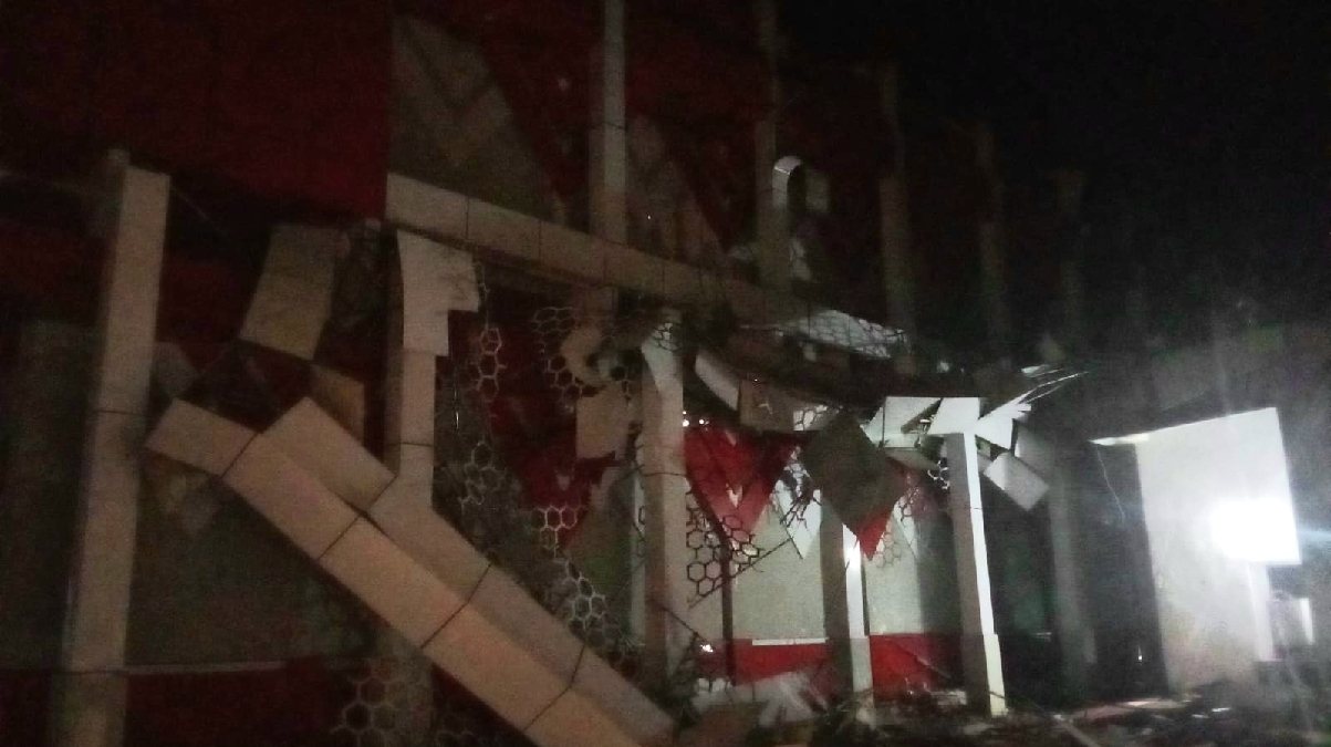 Efek Gempa, Gedung KONI Manado ‘Babak Belur'