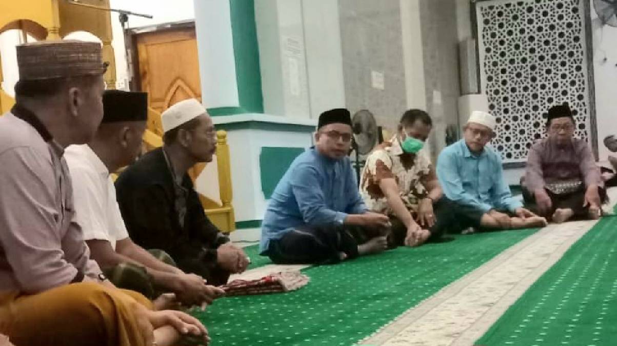 Sirajudin Sholat Subuh Berjamaah di Masjid Agung Boroko