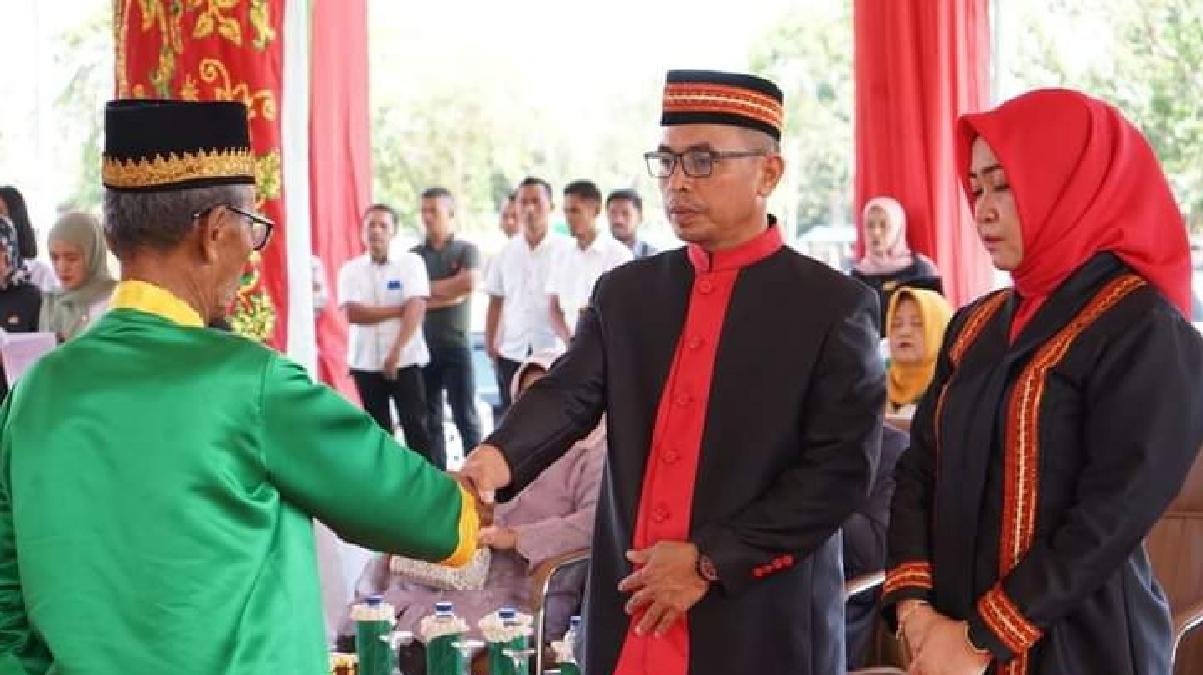 Sirajudin Terima Gelar Adat Kidoni Kiyombu Pangulu