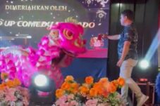 'Dragon' Tampi Bagi Angpau Untuk Barongsai Lonsan Amurang