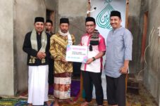 Serahkan Bantuan di Masjid Azzikra, SJL Harap Bisa Bermanfaat