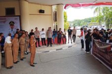 Demo Aliansi Pemuda Bolmut diterima Sekretaris Daerah Djusnan Mokoginta di Area Kantor Bupati, Senin (20/11).