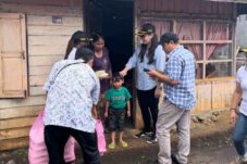 TKD Prabowo-Gibran Tomohon Bagi Makanan dan Susu Gratis Untuk Anak Sekolah