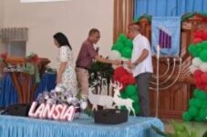 Hadir di Ibadah Pra Natal Lansia Wilayah Tombatu Barat, Remly Kandoli Berbagi Kasih