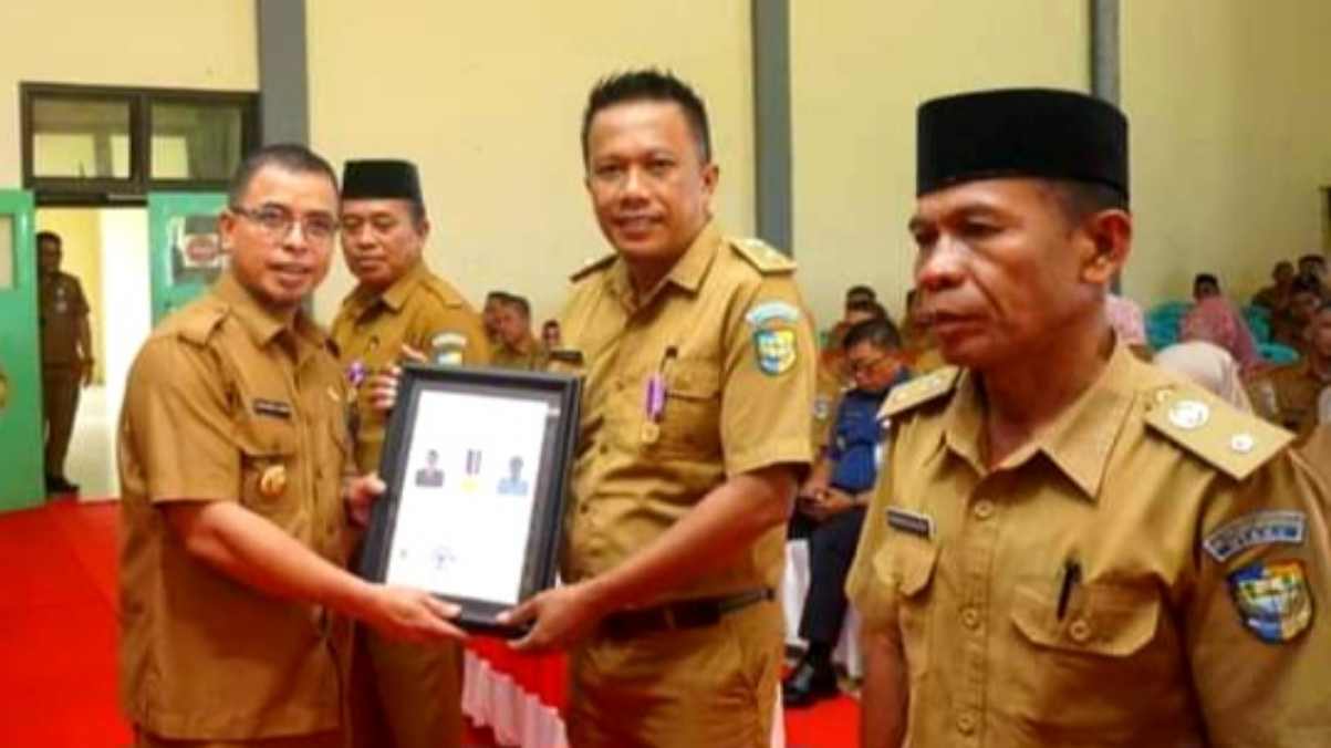 Sirajudin Lasena Serahkan Piagam Penghargaan Desa Mandiri Kepada Sangadi