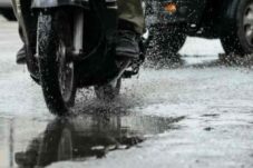 5 Tips Berkendara Saat Hujan ala Instruktur Safety Riding Honda