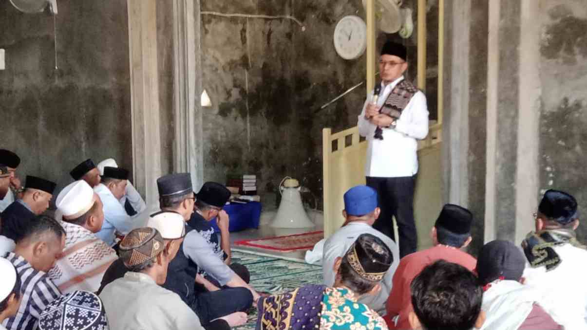 Pererat Silaturahmi Dengan Masyarakat, Sirajudin Jumat Berjamaah di Kayuogu