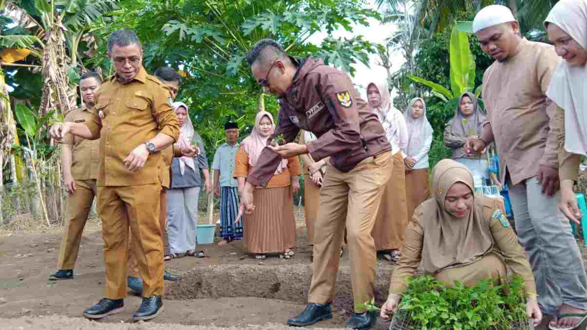 Ribuan Bibit Rica Ditanam di Kecamatan Pinogaluman, Sirajudin: Rawat Agar Menghasilkan