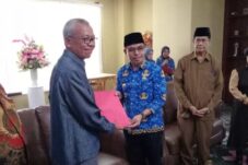 Penjabat Bupati Bolmut Sirajudin Lasena serahkan SK secara simbolis kepada staf khusus Drs H Reky Posumah
