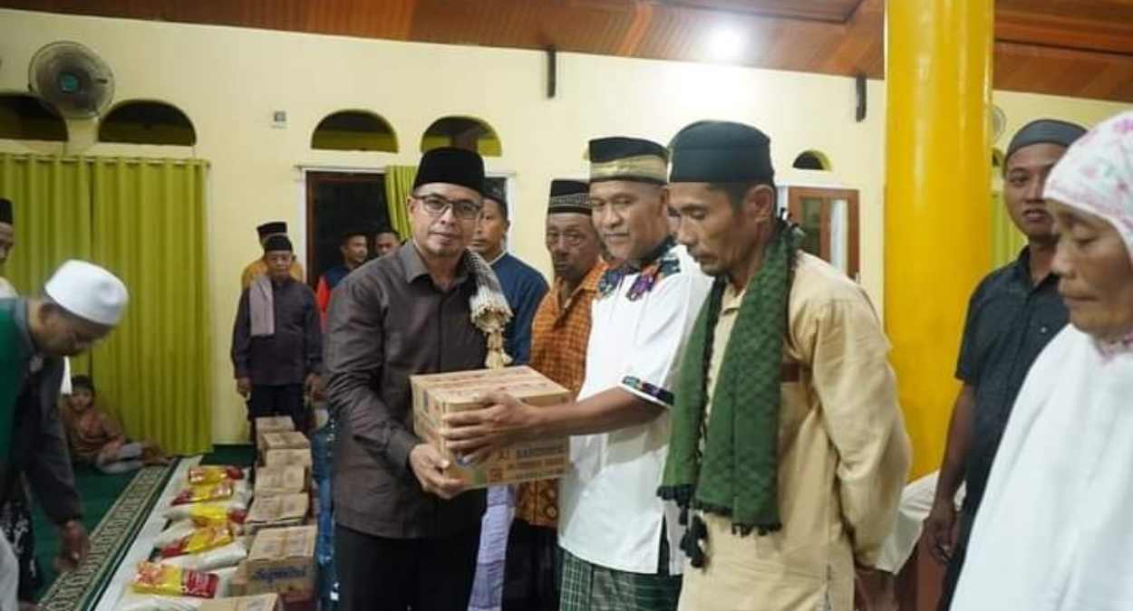 Usai Sholat di Mesjid Baiturahman, Sirajudin Serahkan Bantuan Untuk 88 Keluarga Terdampak Banjir di Desa Inomunga