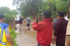 Respon Cepat Pemda Bolmut Atasi Bencana, Sirajudin Kunjungi Lokasi Longsor dan Jalan Amblas di Tanjung Sidupa