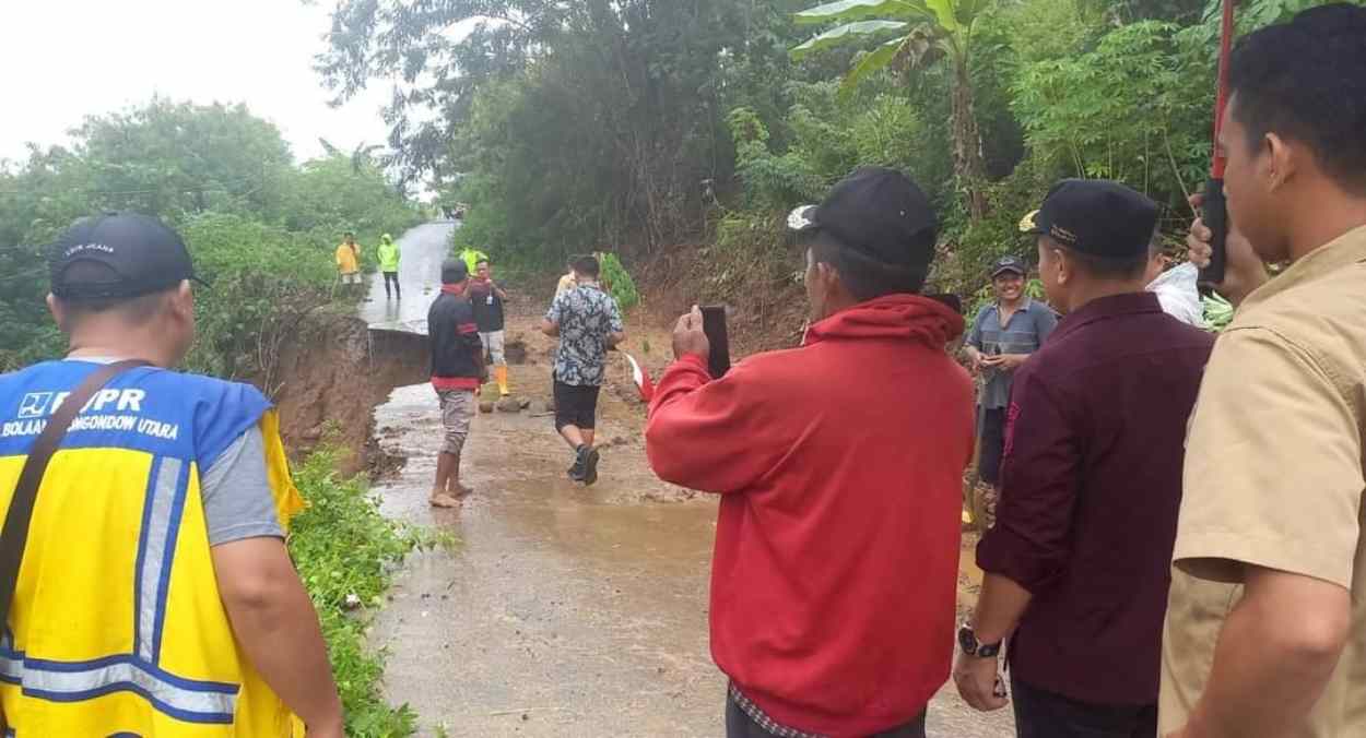 Respon Cepat Pemda Bolmut Atasi Bencana, Sirajudin Kunjungi Lokasi Longsor dan Jalan Amblas di Tanjung Sidupa