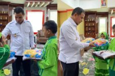 Ibrahim dan Nur Aifa Gembira Dapat Bantuan Perlengkapan Sekolah Dari Penjabat Bupati Bolmut