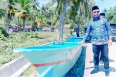 Pj Bupati Bolmut Dr Sirajudin Lasena Serahkan Bantuan Ketahanan Pangan Kepada Masyarakat