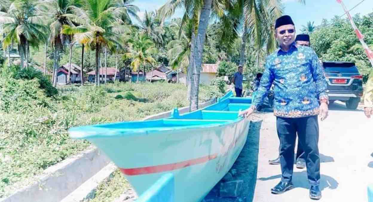 Pj Bupati Bolmut Dr Sirajudin Lasena Serahkan Bantuan Ketahanan Pangan Kepada Masyarakat