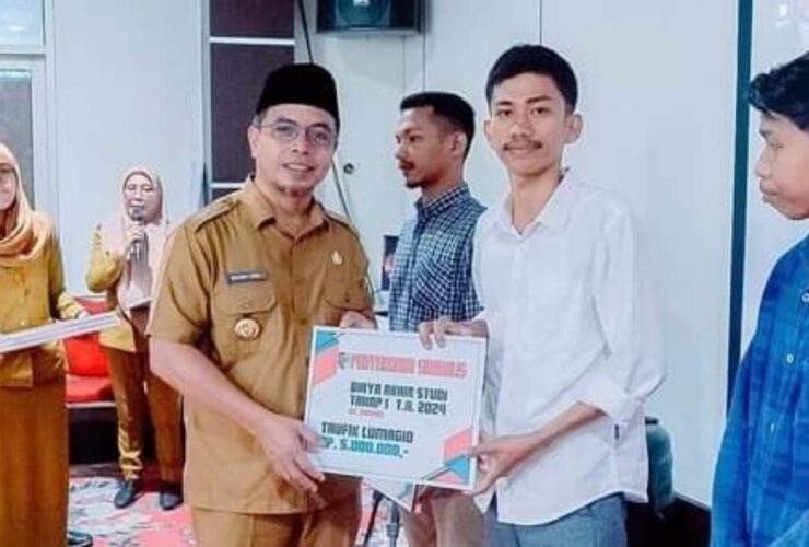 Sirajudin Lasena Serahkan Bantuan Biaya Pendidikan Akhir Studi ke Mahasiswa Asal Bolmut