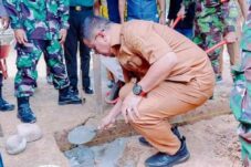 Sirajudin Letakkan Batu Pertama, Pemda Bolmut Mulai Bangun Rumah Layak Huni Untuk Masyarakat Kurang Mampu