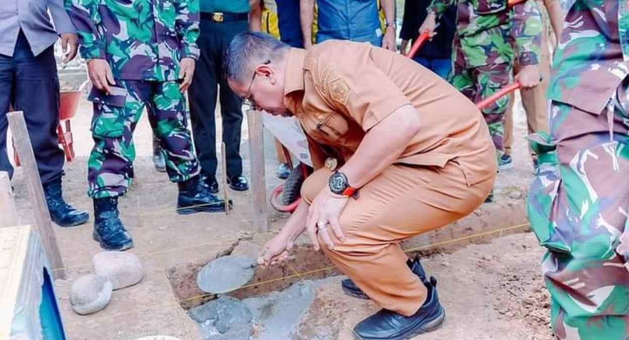 Sirajudin Letakkan Batu Pertama, Pemda Bolmut Mulai Bangun Rumah Layak Huni Untuk Masyarakat Kurang Mampu
