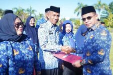 Sirajudin Serahkan SK Pensiun Saat Apel Korpri di Lingkungan Pemerintah Kabupaten Bolmut
