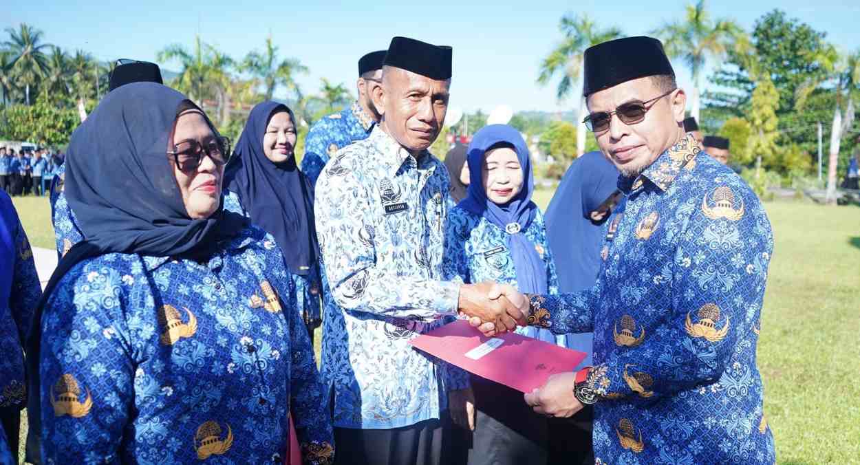 Sirajudin Serahkan SK Pensiun Saat Apel Korpri di Lingkungan Pemerintah Kabupaten Bolmut
