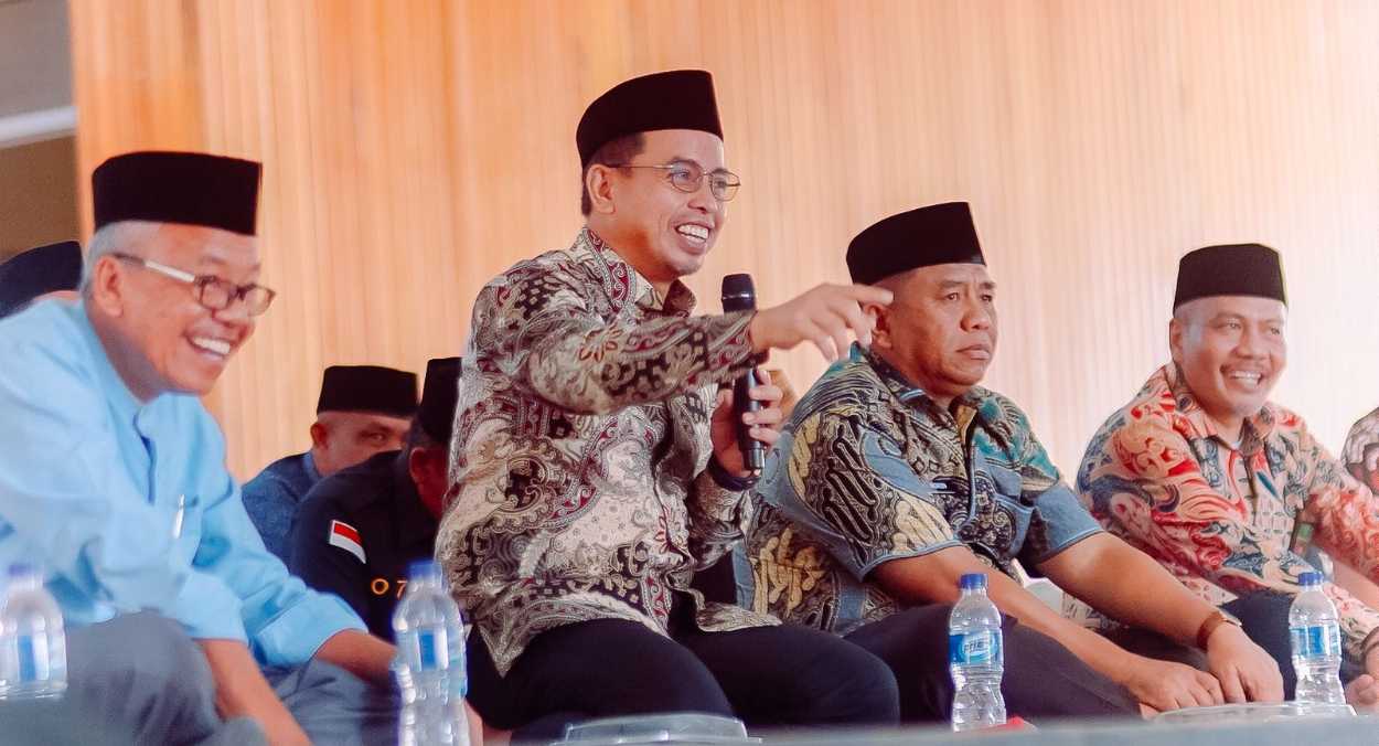 Usai Ikut Kajian Tematik Keislaman dilingkungan Pemerintah Daerah, Sirajudin Serahkan Bantuan Untuk Korban Kebakaran di Desa Boroko Utara