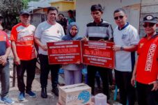 Pemda Bolmut Peduli, Sirajudin Serahkan Bantuan Untuk Korban Kebakaran Rumah di Desa Boroko Utara