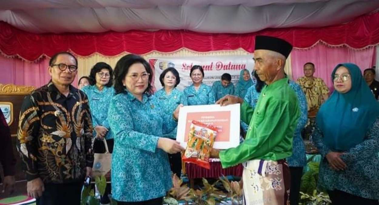 Kunker di Bolmut, Ketua TP-PKK Provinsi Sulut Serahkan Bantuan Untuk Masyarakat