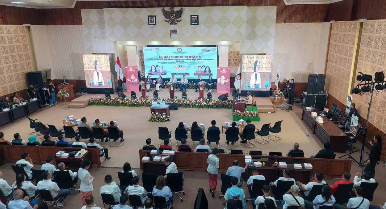 Tiga Paslon Walikota dan Wakil Walikota Tomohon Debat Publik Pertama