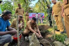 Pemda Bolmut Lanjutkan Pembangunan Rumah Layak Huni Untuk Warga Miskin, Maloho Letakkan Batu Pertama
