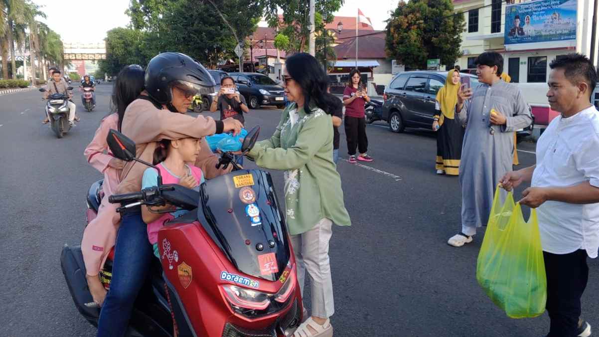 Di Pusat Kota Bitung, Ellen Honandar Sondakh Berbagi Takjil Ramadhan