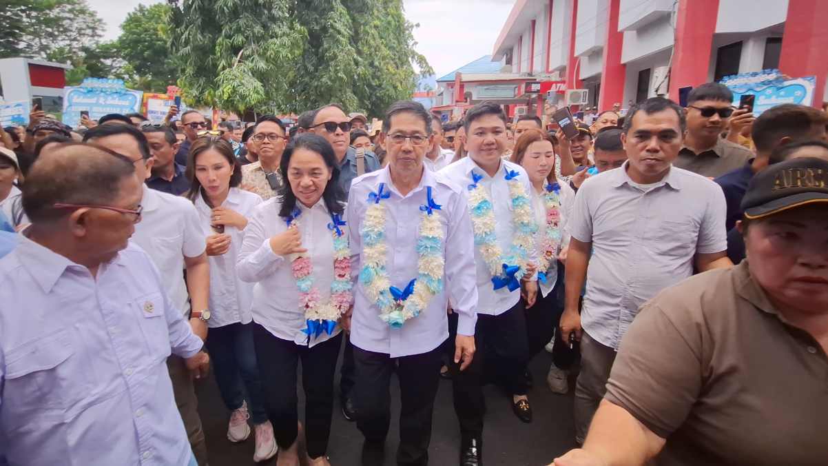 Pulang Usai Ukuti Retret, Hengky-Randito Disambut Ribuan Warga Bitung