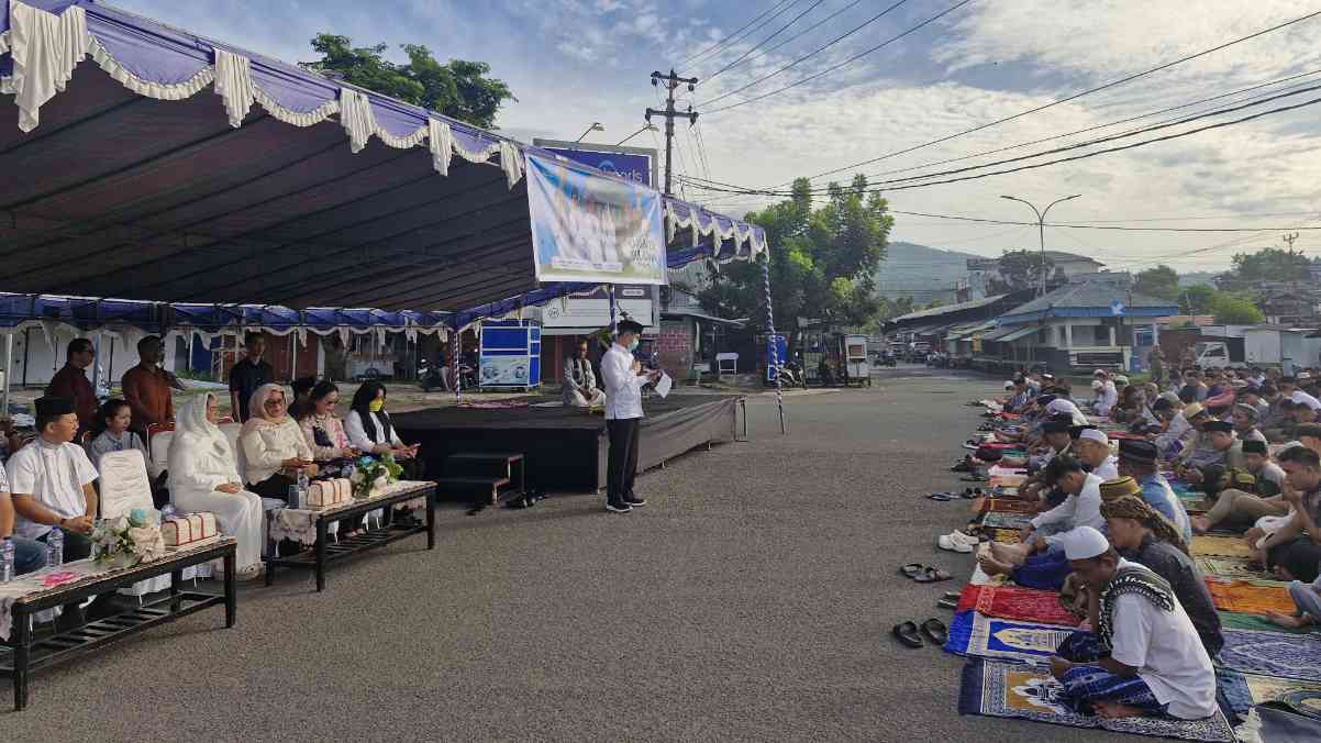 Hengky-Randito Sholat Idul Adha 1446H Bersama Umat Muslim di Kota Bitung