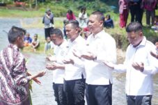 Pemkab Hadiri Doa Untuk Negeri Dalam Ritual Adat Mandi Safar 1447 H/2025 M di Boltara