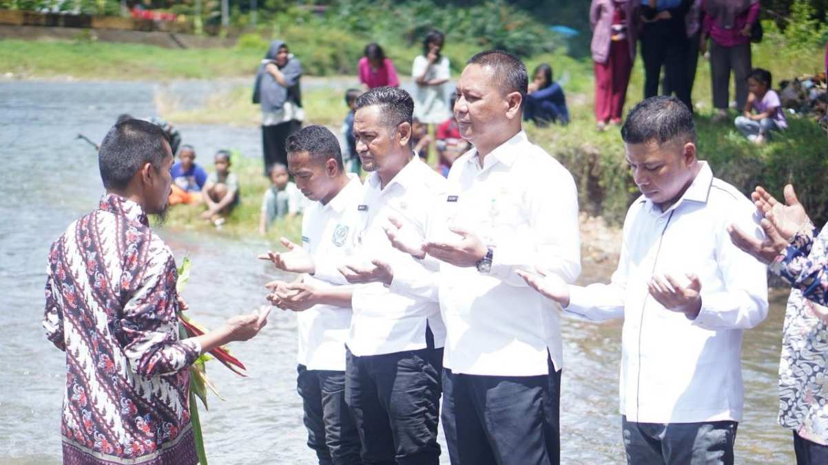 Pemkab Hadiri Doa Untuk Negeri Dalam Ritual Adat Mandi Safar 1447 H/2025 M di Boltara