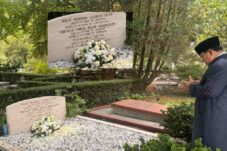 Di Belanda, Presiden Prabowo Ziarah di Makam Opa dan Oma Minahasa