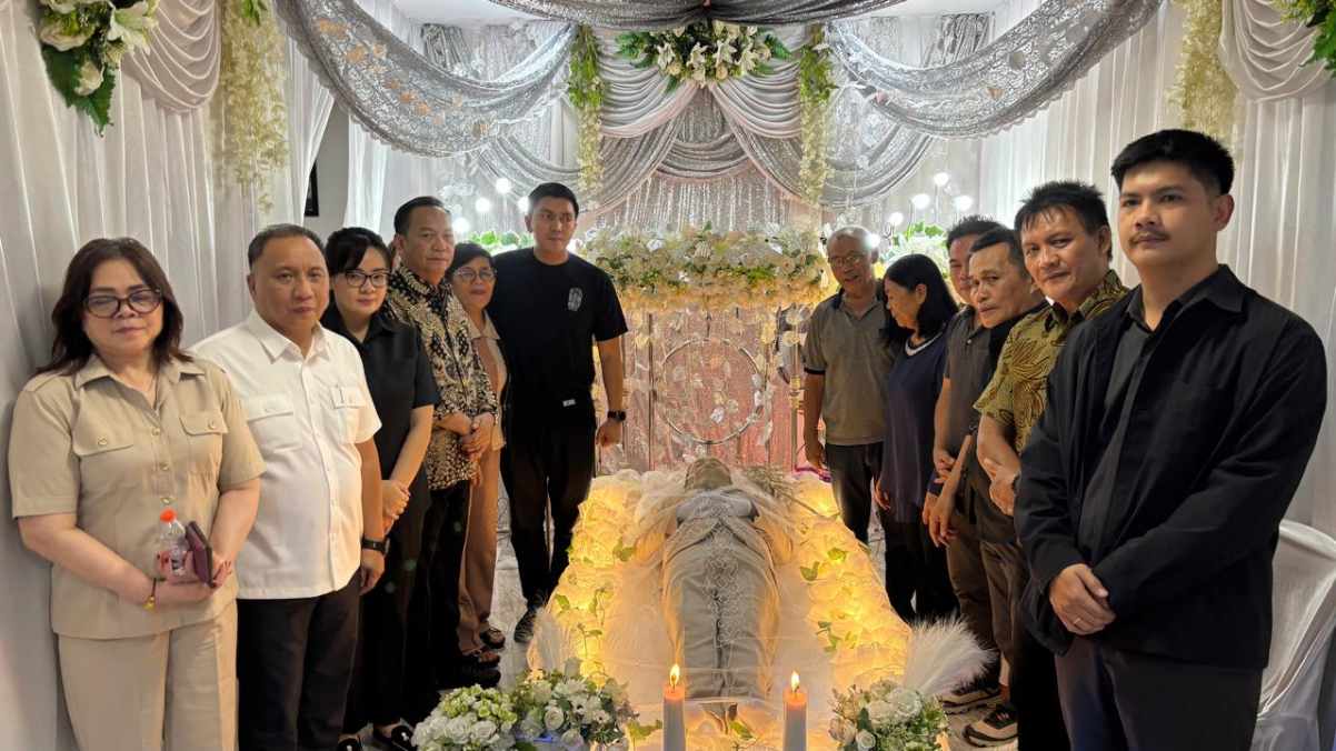Kakak Kandung Ajudan Presiden Berpulang, Caroll-Sendy dan DPRD Tomohon Melayat