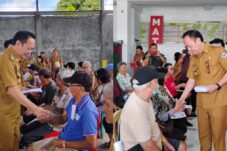 160 Lansia Tomohon Terima Bantuan, Caroll Senduk: Kalau Sakit ke RSUD Anugerah, Gratis!
