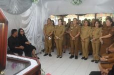 Ayah Kadis PMPTSP Berpulang, Pemkot Tomohon Gelar Ibadah Penghiburan