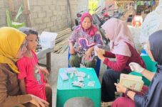 Cegah Penyebaran Malaria, Dinkes Boltara Rapid Test dan Bagi Kelambu Berinsektisida ke Penderita