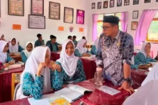 Pastikan Jalan, Bupati Boltara Dr Sirajudin Lasena Tinjau Program Gerakan 15 Menit Membaca di SMP Negeri 1 Kaidipang