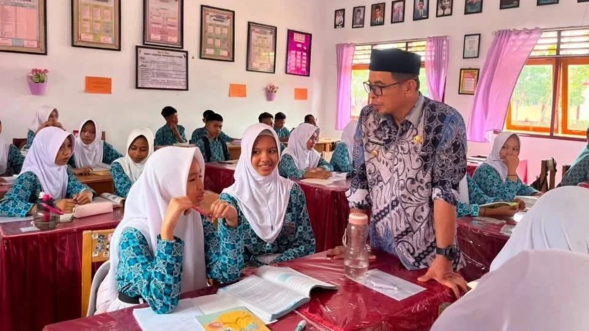 Pastikan Jalan, Bupati Boltara Dr Sirajudin Lasena Tinjau Program Gerakan 15 Menit Membaca di SMP Negeri 1 Kaidipang