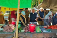 Pastikan Stok Bahan Kebutuhan Pokok Tersedia, Pemda Boltara Sidak Pasar Buko dan Pangkalan LPG