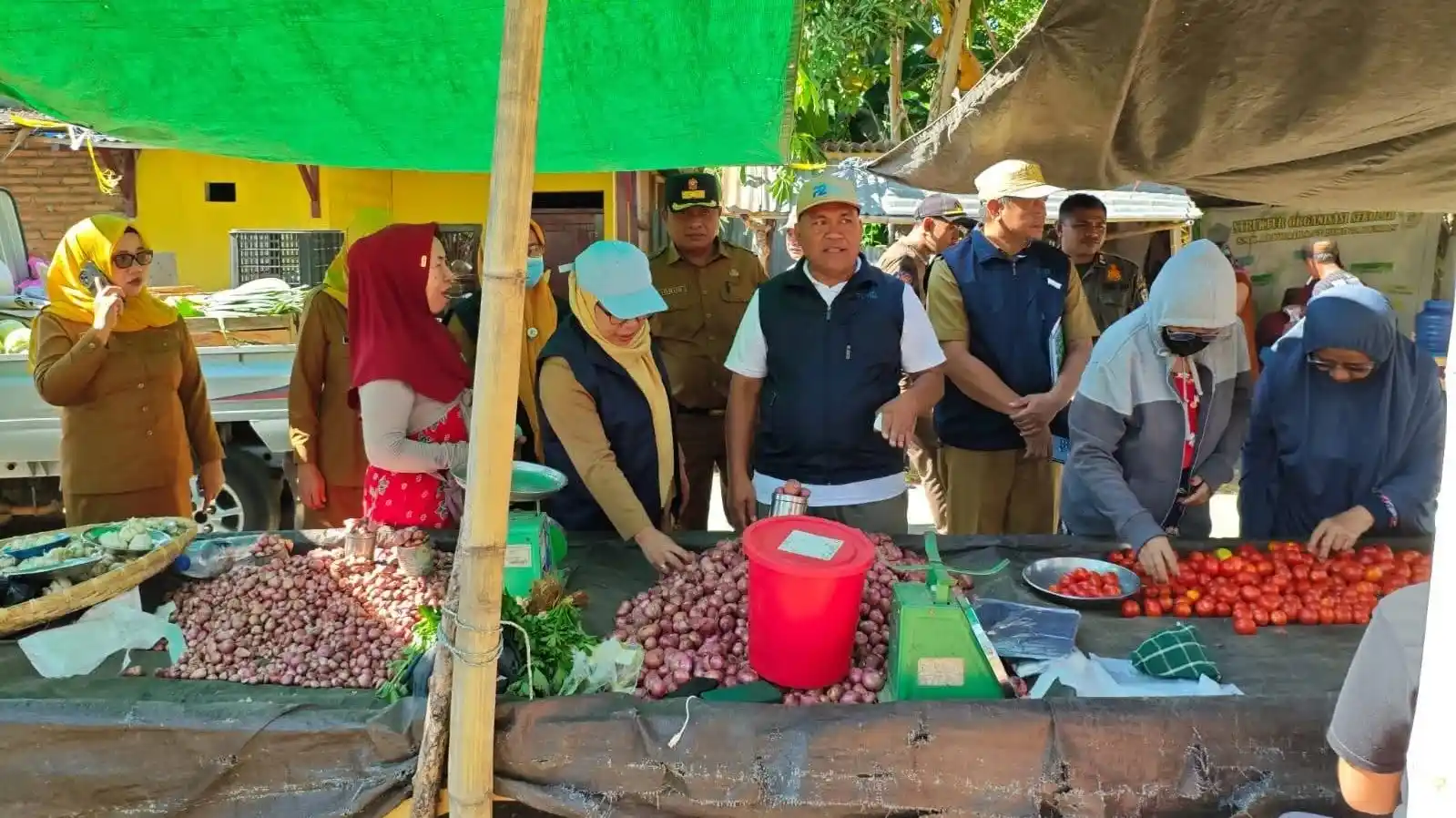 Pastikan Stok Bahan Kebutuhan Pokok Tersedia, Pemda Boltara Sidak Pasar Buko dan Pangkalan LPG