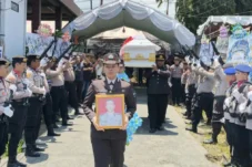 Polri Beri Penghormatan Terakhir ke Alm Kombes Pol. Steidy Raranta Mantan Kabid Humas Polda Sulut