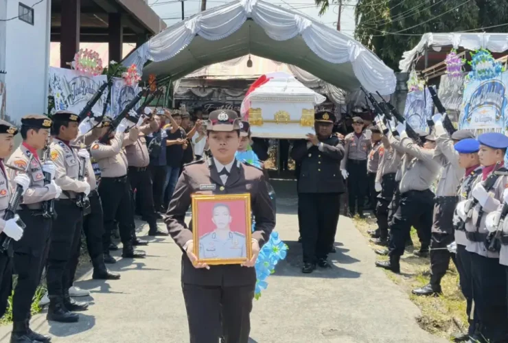 Polri Beri Penghormatan Terakhir ke Alm Kombes Pol. Steidy Raranta Mantan Kabid Humas Polda Sulut