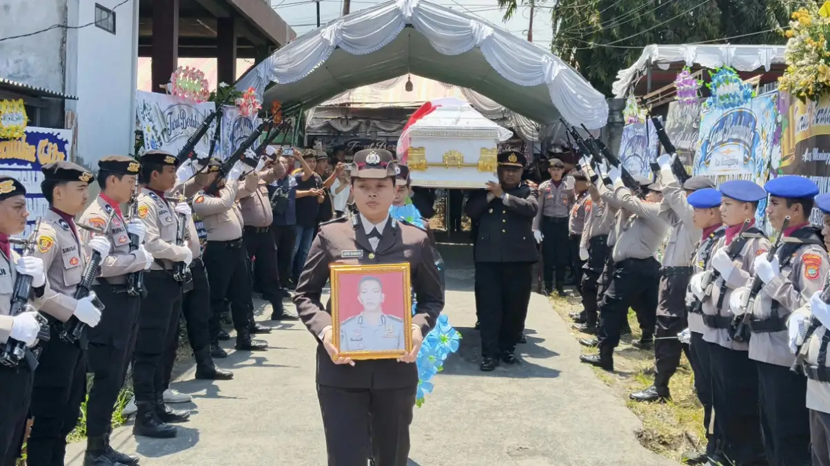 Polri Beri Penghormatan Terakhir ke Alm Kombes Pol. Steidy Raranta Mantan Kabid Humas Polda Sulut